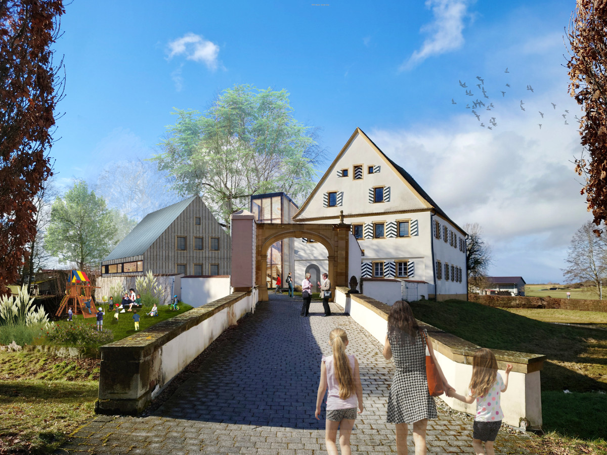 Historisches Schl&ouml;ssle mit Toreinfahrt und gepflastertem Weg, auf dem zwei Personen von hinten zu sehen sind. Im Hintergrund ein blauer Himmel, B&auml;ume und Wiesen, die eine l&auml;ndliche Umgebung zeigen.